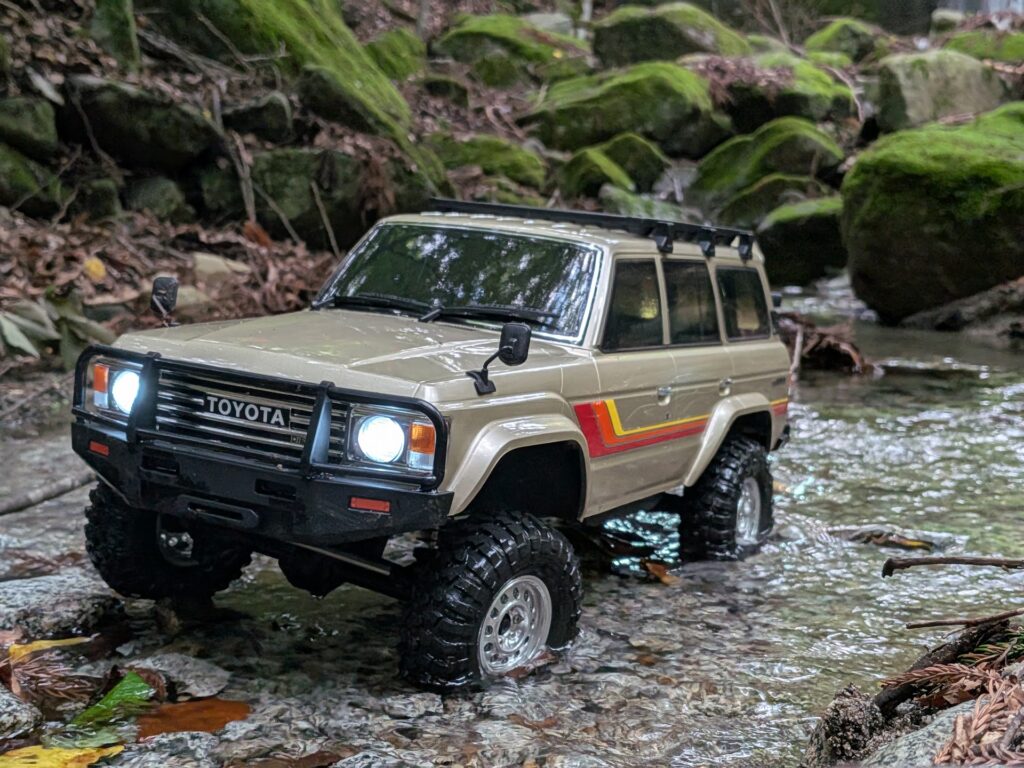 ライト点灯で沢を渡るクローラー｜SWRC