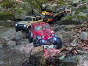 岩場でライトを灯すクローラー2台｜SWRC