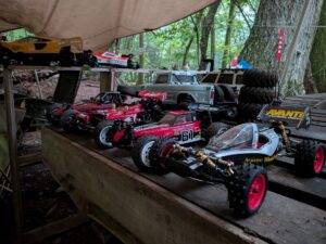 タープ下のピットエリアに並ぶマシン｜SWRC