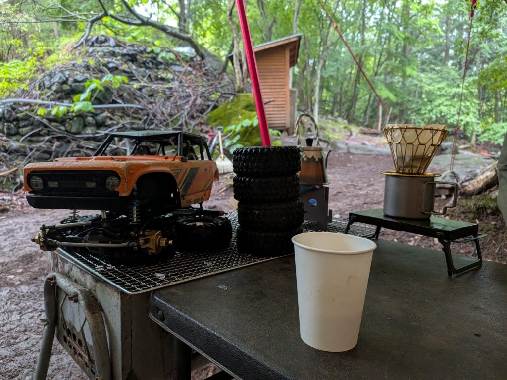 ラジキャンの朝：ピットテーブルとコーヒー｜SWRC